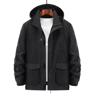 Giacca a vento nera da uomo con cappuccio e quattro grandi tasche per outdoor