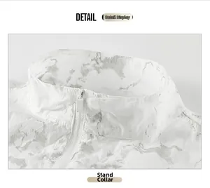 Détail du col montant sur un coupe-vent léger à motif de marbre blanc pour hommes