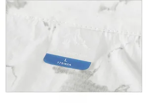 Vue macro de l'étiquette transparente sur le col d'une veste de sport marbrée