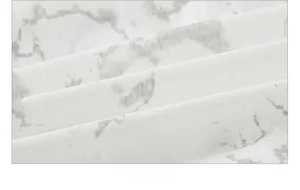 Gros plan sur un tissu respirant blanc avec motif marbre gris pour vêtement de protection solaire
