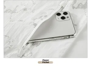 Gros plan détaillé de la veste à motif marbre blanc avec poche zippée pour smartphone