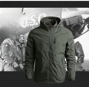 Détail de la veste militaire vert armée avec poche zippée verticale et une capuche