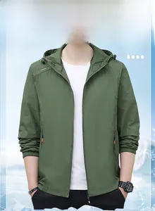 Détail de la veste de protection solaire pour hommes en soie glacée avec poches zippées