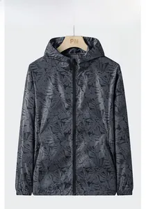 Détail de veste de protection solaire à capuche avec imprimé feuille d'érable gris foncé