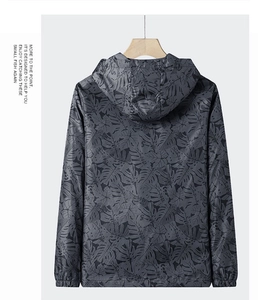 Détail de veste anti-UV à capuche avec motif camouflage et ourlet élastiqué