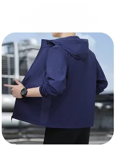 Vue détaillée de la veste de protection solaire bleu marine légère et respirante