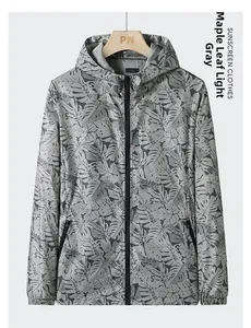 Détail du motif feuille d'érable sur veste de protection solaire respirante à capuche