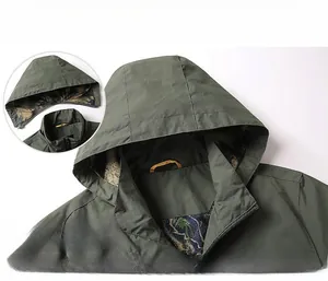 Détail de la veste vert militaire montrant la capuche amovible et la doublure camouflage