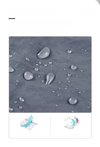 Vista dettagliata dell'effetto idrorepellente delle gocce sul tessuto tecnico grigio