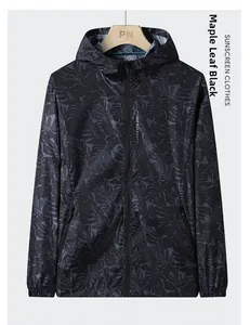 Détail de la veste de protection solaire respirante à motif de feuilles d'érable noires