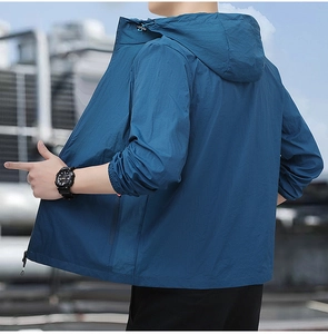 Détail de la veste à capuche bleu paon anti-UV avec texture en nylon haute densité