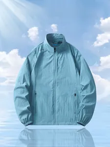 Détail de la veste de protection solaire bleu clair UPF50+ avec tissu respirant