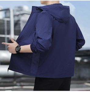 Détail de la veste pare-soleil bleu marine avec capuche, poignets élastiques et coupe-vent