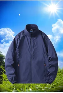 Détail de la veste pare-soleil bleu foncé avec fermeture éclair et poignets élastiques