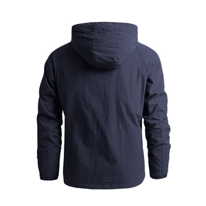 Coupe-vent à capuche bleu marine pour hommes avec manches raglan et vue arrière complète
