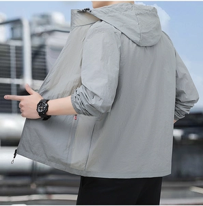 Vue arrière d'une veste de protection solaire à capuche gris clair pour hommes