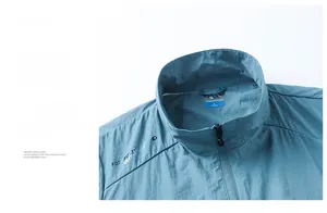Détail du tissu résistant à l'eau avec étiquette intérieure et imprimé sur la veste bleue