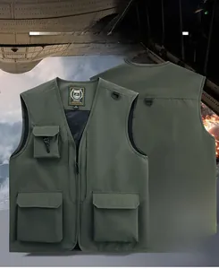 Detail der armygrünen Angelweste mit atmungsaktivem Netzfutter und Cargo-Taschen