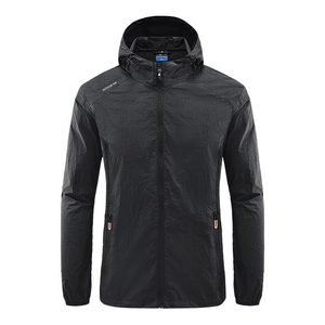 Giacca leggera nera con cappuccio per protezione solare con stampa outdoor uomo e donna