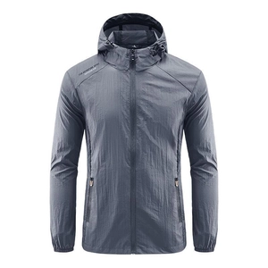 Giacca a vento grigia leggera da uomo con cappuccio, tasche con zip e stampa outdoor adventure