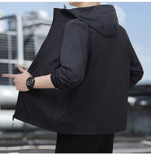 Détail de la veste de protection solaire noire à capuche avec poignets élastiques pour homme
