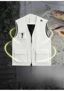 Detail der weißen Multi-Pocket-Taktik-Weste mit atmungsaktivem Netzfutter