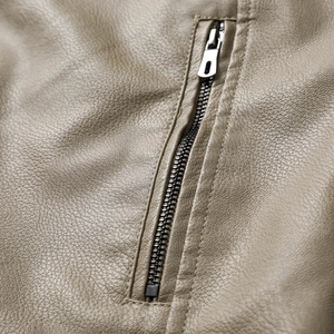 Détail de la fermeture éclair métallique sur une veste en similicuir vintage texturé
