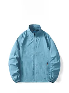 Détail de la veste anti-UV bleu ciel avec poches zippées et texture du tissu
