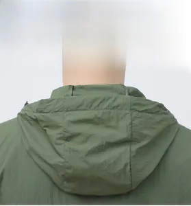 Détail d'une veste de protection solaire à capuche vert militaire en tissu coupe-vent léger
