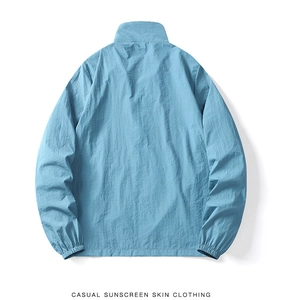Vue arrière d'une veste de protection solaire bleu ciel avec poignets élastiques