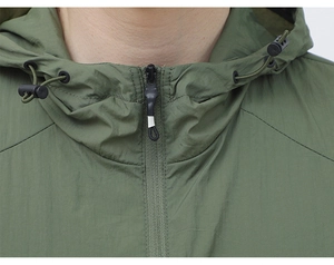 Détail d'une veste anti-UV à capuche avec cordon réglable et fermeture à glissière