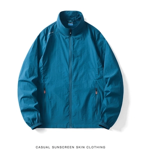 Détail de veste anti-UV bleu sarcelle avec tissu léger texturé et poignets élastiques