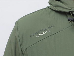 Détail de la veste de protection solaire vert militaire avec imprimé d'aventure