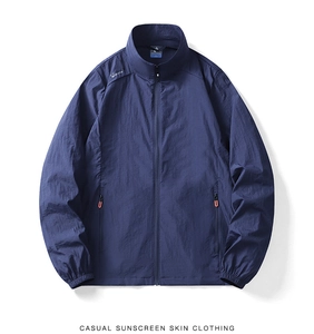 Détail de la veste anti-UV bleu foncé avec zips rouges et poignets élastiques