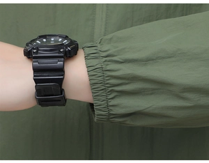 Vue latérale d'une montre de sport numérique noire robuste avec finition mate et bouton