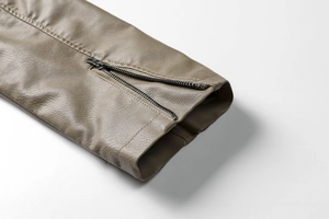 Détail macro d'une manche de veste en cuir PU avec fermeture éclair et grain de cuir naturel