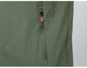 Détail de la veste solaire vert armée avec fermeture éclair et tirette orange vive