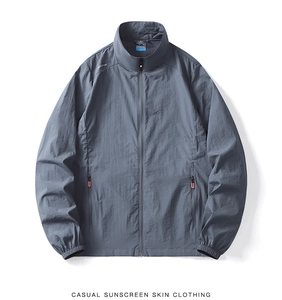 Détails de la veste anti-UV bleu-gris avec logo outdoor et poches à zip rouges