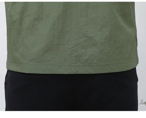 Détail de la veste de protection solaire vert olive montrant la texture et les coutures