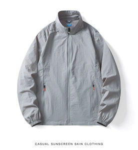 Détail d'une veste de protection solaire gris clair avec accents de fermeture orange