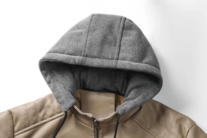 Détail de la capuche amovible en tricot gris avec doublure pelucheuse sur veste en cuir PU kaki