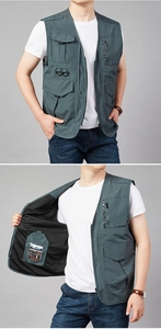 Detail einer Outdoor-Weste mit vielen Taschen, Reißverschlüssen und atmungsaktivem Netzfutter