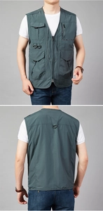Vorder- und Rückansicht einer Outdoor-Weste mit vielen Taschen und funktionalen D-Ring-Details