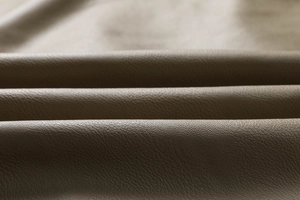 Vue macro de la texture du cuir vintage sur une veste de moto d'hiver chaude et rembourrée