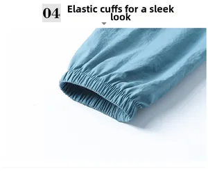 Détail rapproché des poignets élastiques sur une veste de protection solaire bleue