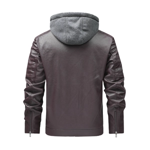 Détail du dos d'une veste en similicuir marron avec capuche et fermetures éclair aux manches
