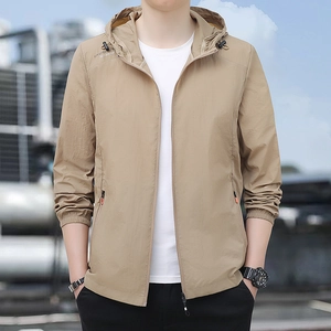 Veste légère de protection solaire à capuche pour hommes kaki avec imprimé aventure