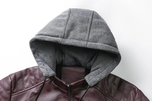 Détail d'une veste en similicuir bordeaux avec capuche grise et texture d'épaule matelassée