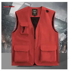 Detail der roten Outdoor-Weste mit V-Ausschnitt Reißverschluss und Mesh-Futter-Struktur