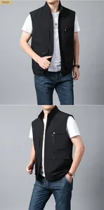 Détail du gilet utilitaire noir avec plusieurs poches zippées et un design à col montant